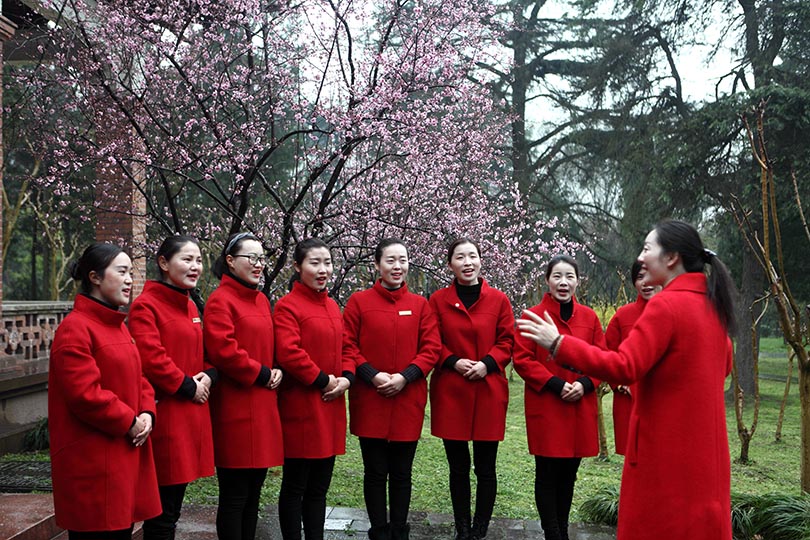 國家二級演員、揚州市文化館社會工作中心主任周倩為船娘們培訓(xùn)揚州小調(diào)